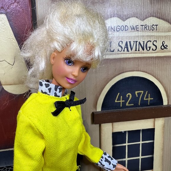 Vintage 1998 Barbie Doll - Picture 8 of 13